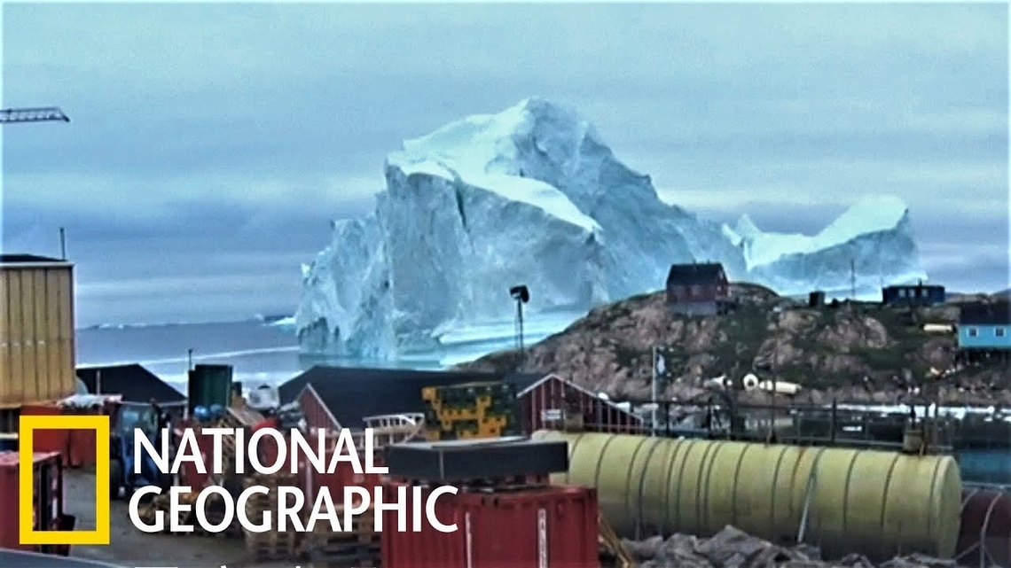 家門口驚見巨大冰山，格陵蘭漁村緊急撤離居民