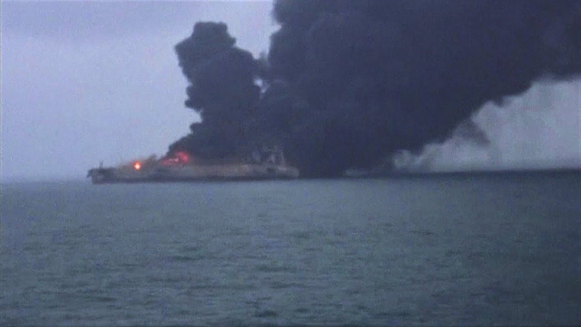 東海油輪碰撞後燃燒 恐釀生態浩劫