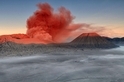 婆羅摩火山上的紅色煙霧