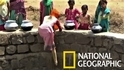 嚴重缺水！印度孩童冒險進入深井取水