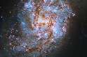 哈伯望遠鏡拍攝星光璀璨的蛇狀棒旋星系