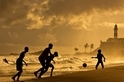 金色黃昏：沙灘足球
