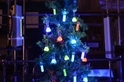 用日常材料，做一棵「螢光聖誕樹」