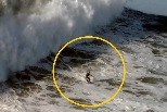 看衝浪好手征服「怪獸級」巨浪，但拍他的空拍機可就沒那麼幸運了……