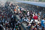 車頂擠滿人的火車