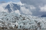 聖母峰雪崩過後：中國女子率先登頂