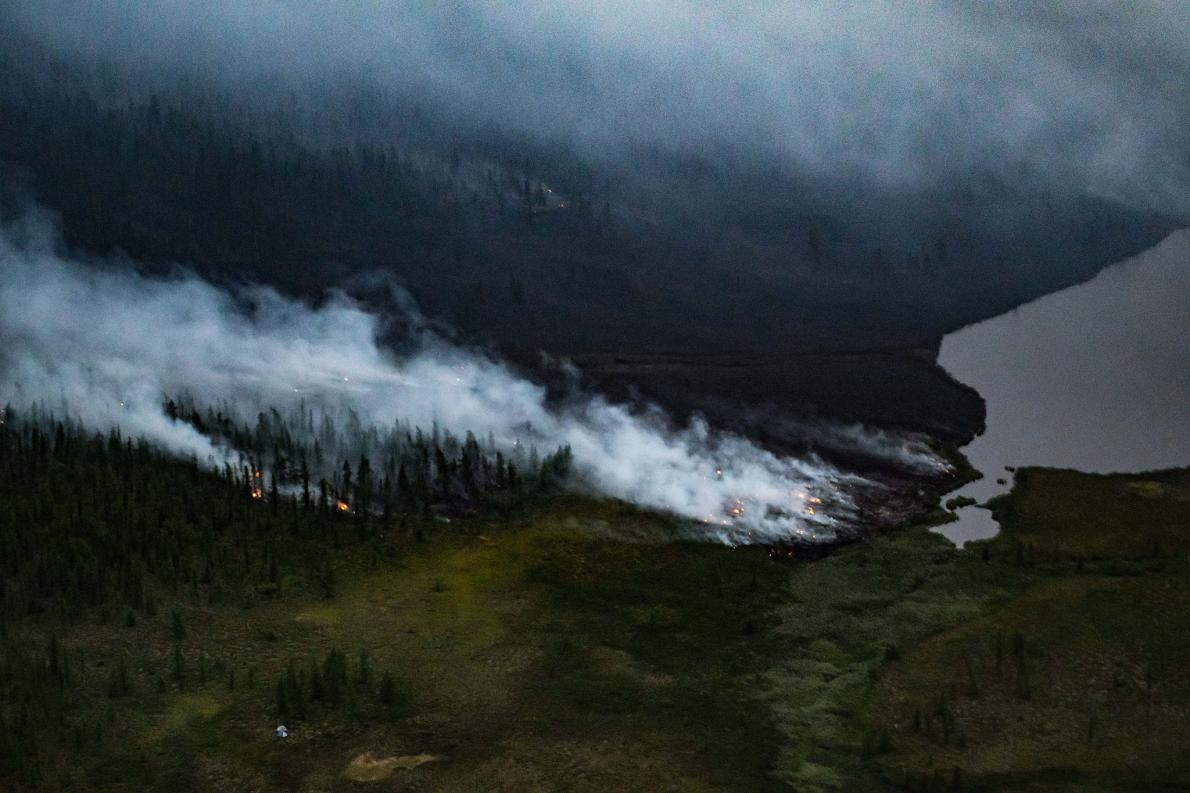 野火在西伯利亞凍原和針葉林交接區附近燃燒。這種野火預期在永凍層消融並變乾之後，會愈來愈常見。PHOTOGRAPH BY JEFFREY