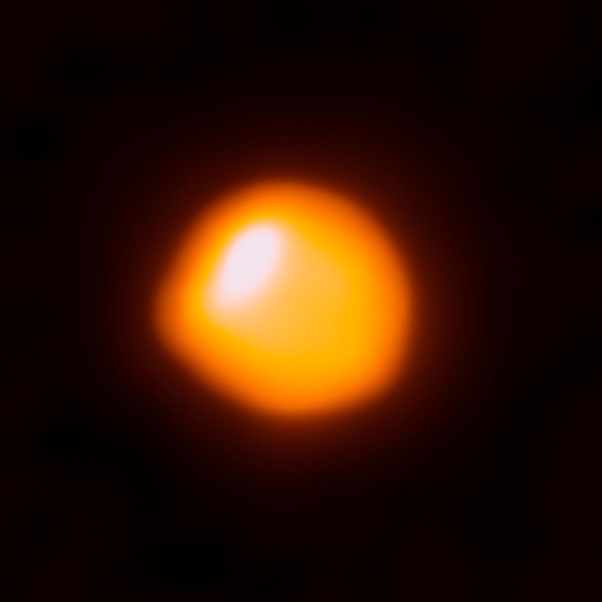 智利阿塔卡瑪大型毫米及次毫米波陣列（ALMA）天文台所拍攝的參宿四影像。IMAGE BY ALMA (ESO/NAOJ/NRAO)/E. O’GORMAN/P. KERVELLA