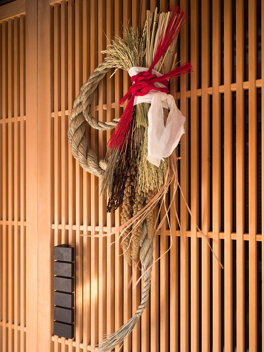 掛門松、稻草繩是日本傳統的新年儀式，現今日本依然可見。 <br>資料來源│iSock 