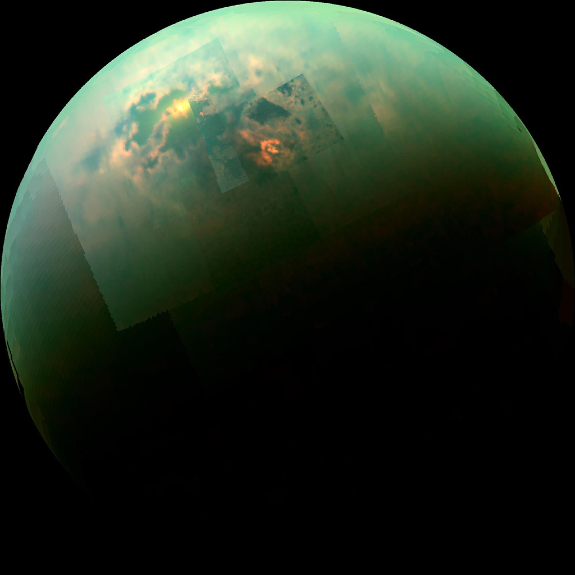 我們可以從美國航太總署（NASA）卡西尼號（Cassini）太空船傳回的這張近紅外波段彩色拼接影像中，看到泰坦的北極海域閃爍著陽光。根據目前地球上正在進行的研究顯示，當這些由液態碳氫化合物構成的寒冷海洋蒸發時，可能會留下不尋常的微小有機化合物混合結晶顆粒。IMAGE BY NASA/JPL-CALTECH/UNIVERSITY OF ARIZONA/UNIVERSITY OF IDAHO