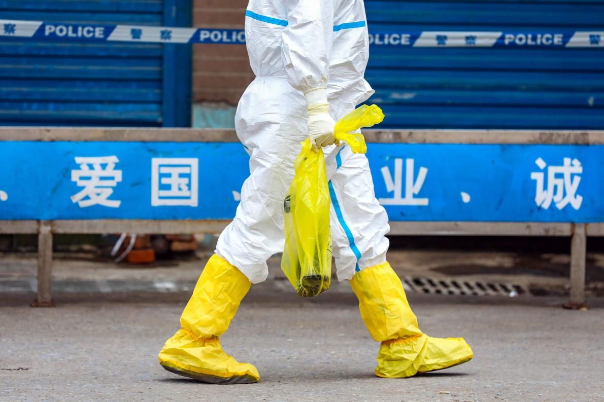 武漢的野生動物市場是冠狀病毒疫情於2019年12月開始的地方，該市場關閉之後，一名員工帶走一隻活蠑螈。PHOTOGRAPH BY FEATURE CHINA, BARCROFT MEDIA/GETTY
