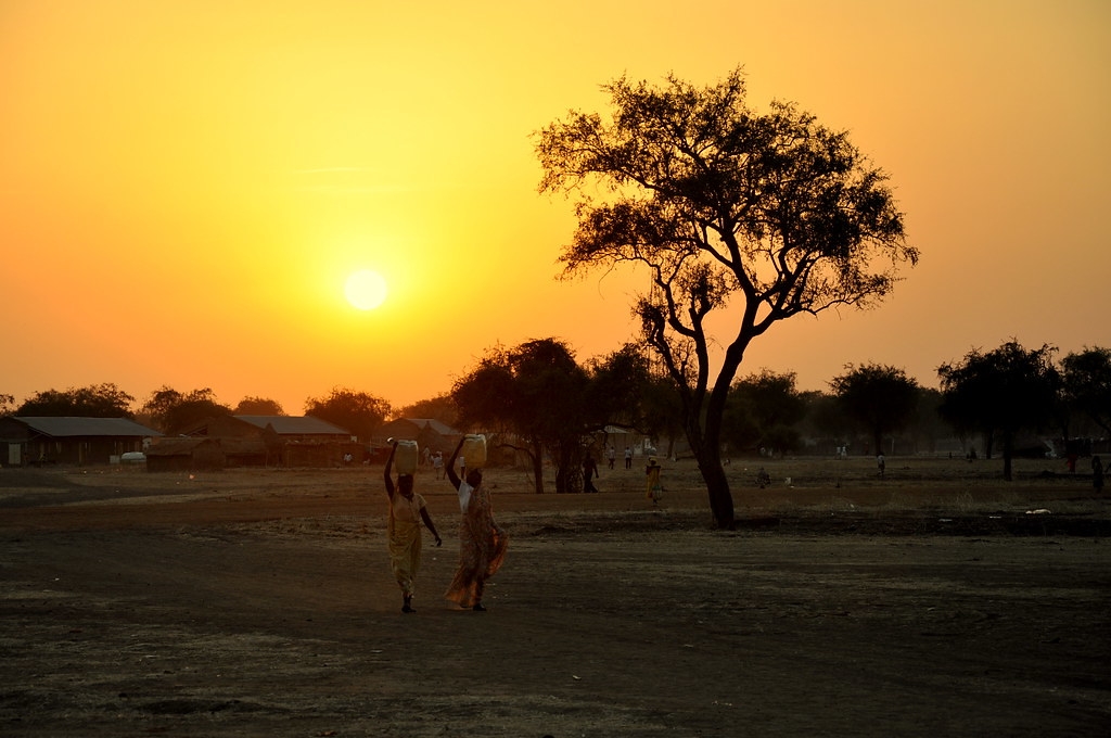 在非洲南蘇丹，婦女和女孩每天花費大量時間尋找可用水。照片來源：Alun McDonald/Oxfam（CC BY-NC-ND 2.0）