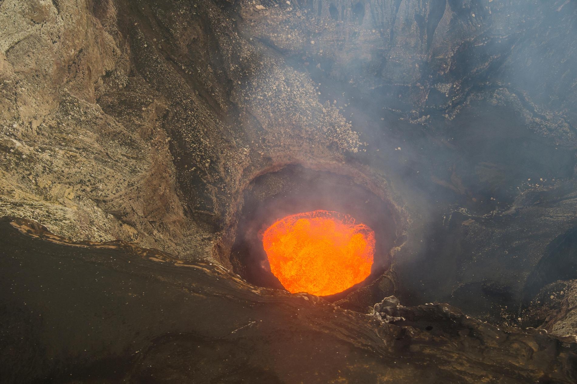 這是萬那杜安布理姆火山的五座火山湖之一，以前有岩漿在破火山口裡翻騰，直到2018年冬天這座火山爆發導致這些湖全數消失。PHOTOGRAPH BY ROBERT HARDING, ALAMY STOCK PHOTO