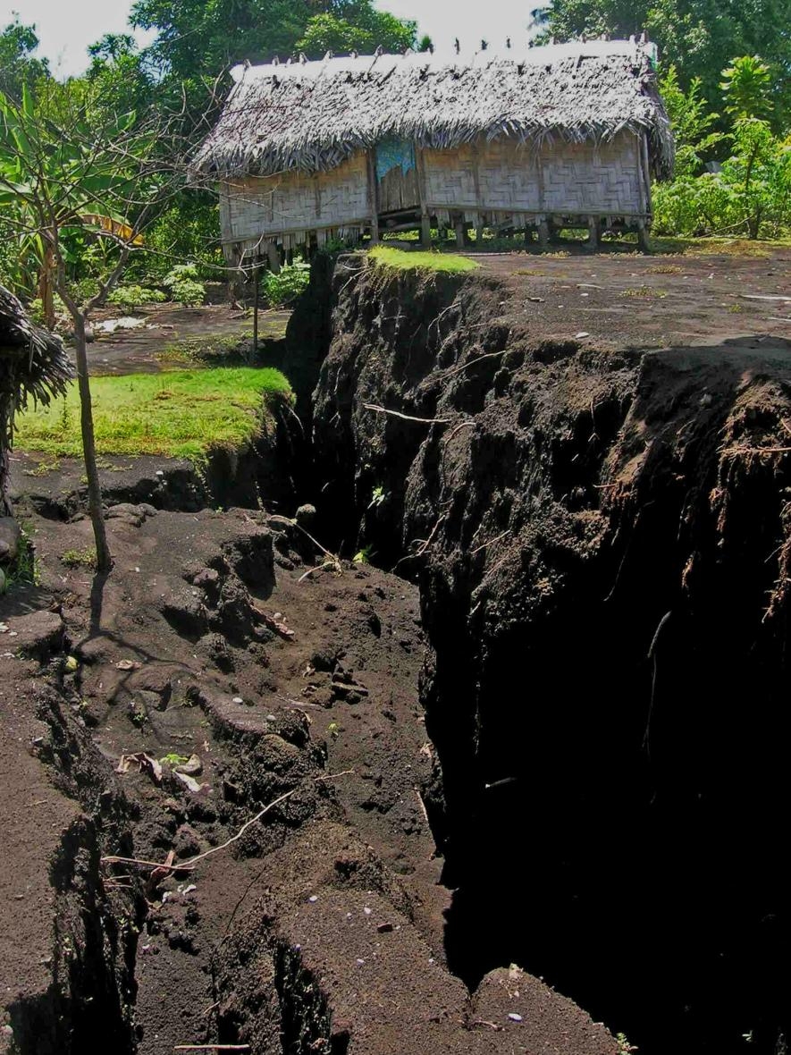2018年在安布理姆火山爆發期間，當岩漿擠壓通過地底時，造成了地上的景觀斷裂和破碎。這種情形在距離火山口邊緣將近13公里的帕默村特別明顯。PHOTOGRAPH BY BERNARD PELLETIER, GÉOAZUR 