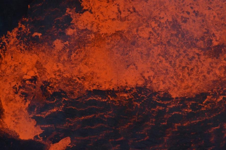 在2018年爆發前，熔岩在安布理姆的一座湖裡翻攪。熔岩湖的作用就像是直通深處的一扇窗，提供了地底深處究竟發生了什麼的線索。PHOTOGRAPH BY DAN TARI, VANUATU METEOROLOGY AND GEOHAZARDS DEPARTMENT 