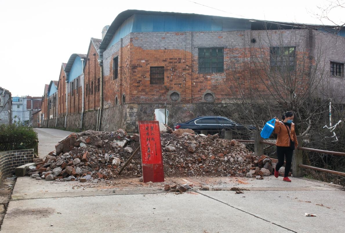 派溪村用寫著「非村民嚴禁入內」的告示和建築廢棄物擋住了另一處入口。 PHOTOGRAPH BY ROBAN WANG, NATIONAL GEOGRAPHIC 