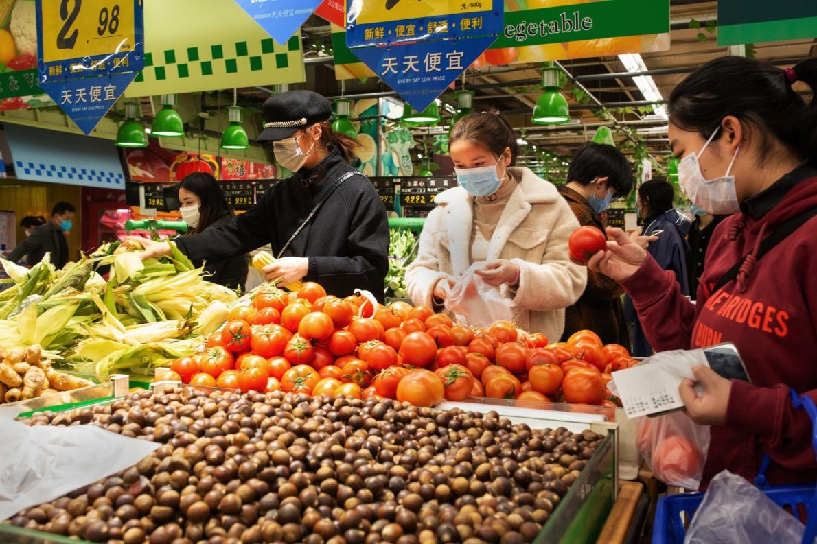 所有顧客都必須戴口罩、量體溫才能進入超市。PHOTOGRAPH BY ROBAN WANG, NATIONAL GEOGRAPHIC