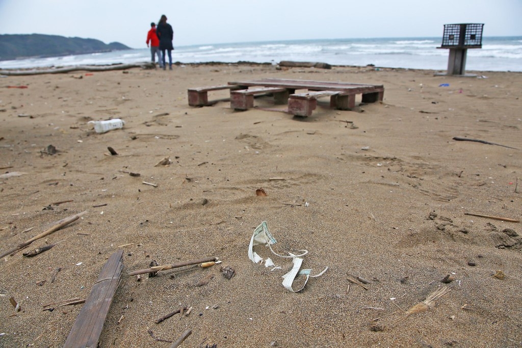 淨灘團體RE-THINK在北部海岸發現民眾廢棄口罩、初判是本土垃圾。圖片提供：RE-THINK