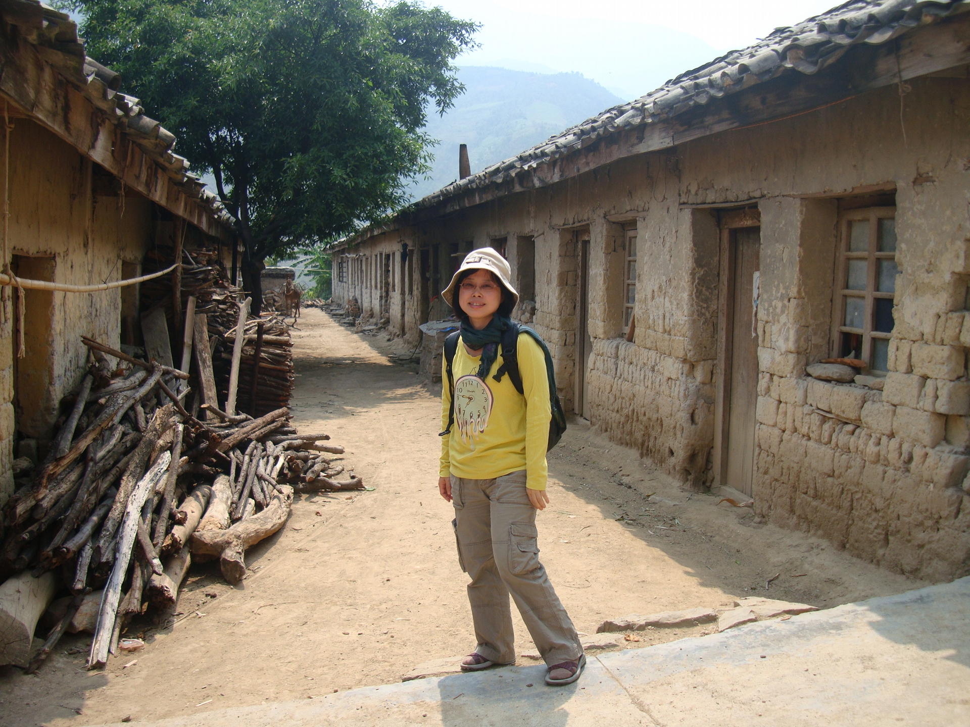 劉紹華親身走訪中國麻風村進行田野研究。長年的研究中，麻風病人的生命韌性帶給她無數感動，她也從麻風醫生與救助者身上，看見可貴的人性。 圖片來源│劉紹華 