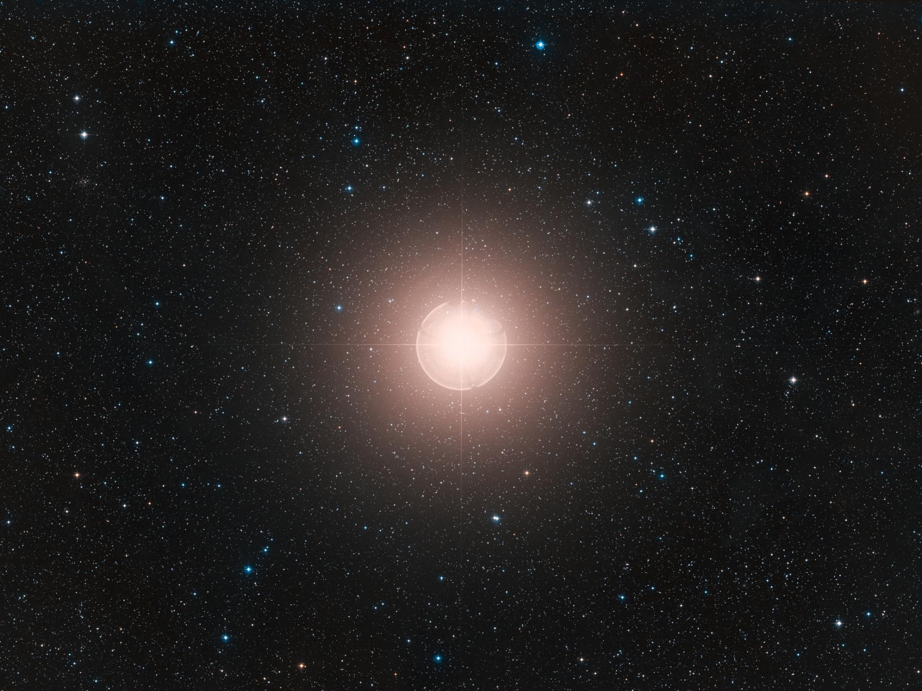 這張參宿四的影像是由數位巡天2（Digitized Sky Survey 2）計畫所拍攝的數張影像合成而得。參宿四是夜空中最亮的恆星之一。COMPOSITE IMAGE BY ESO/DIGITIZED SKY SURVEY 2. ACKNOWLEDGMENT: DAVIDE DE MARTIN
