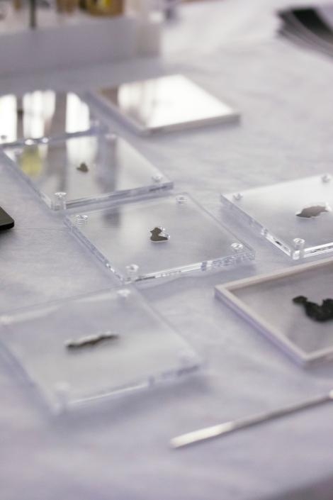 聖經博物館的死海古卷碎片放置在特製壓克力底座上，等著接受詳細檢查。 PHOTOGRAPH BY REBECCA HALE, NGM STAFF 