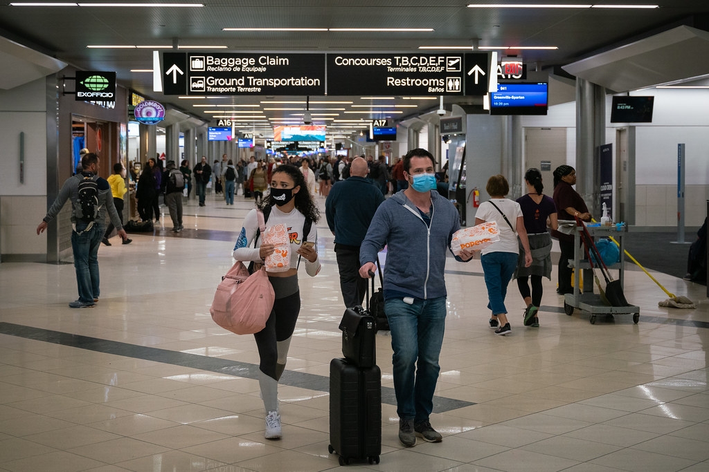 美國哈茨菲爾德－傑克遜亞特蘭大國際機場，旅客為了防疫戴上口罩。照片來源：Chad Davis（CC BY-SA 2.0）