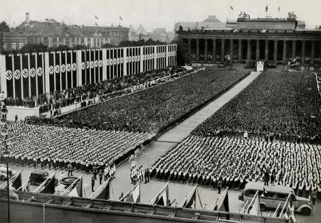 奧運聖火在1936年柏林奧運開幕儀式時抵達了掛滿卍字旗的擁擠運動場。儘管許多人呼籲抵制希特勒興起和反猶太主義，柏林奧運還是照常舉辦──但因為二次世界大戰的關係，之後十多年都沒有再舉辦奧運。PHOTOGRAPH FROM CULTURE CLUB, GETTY
