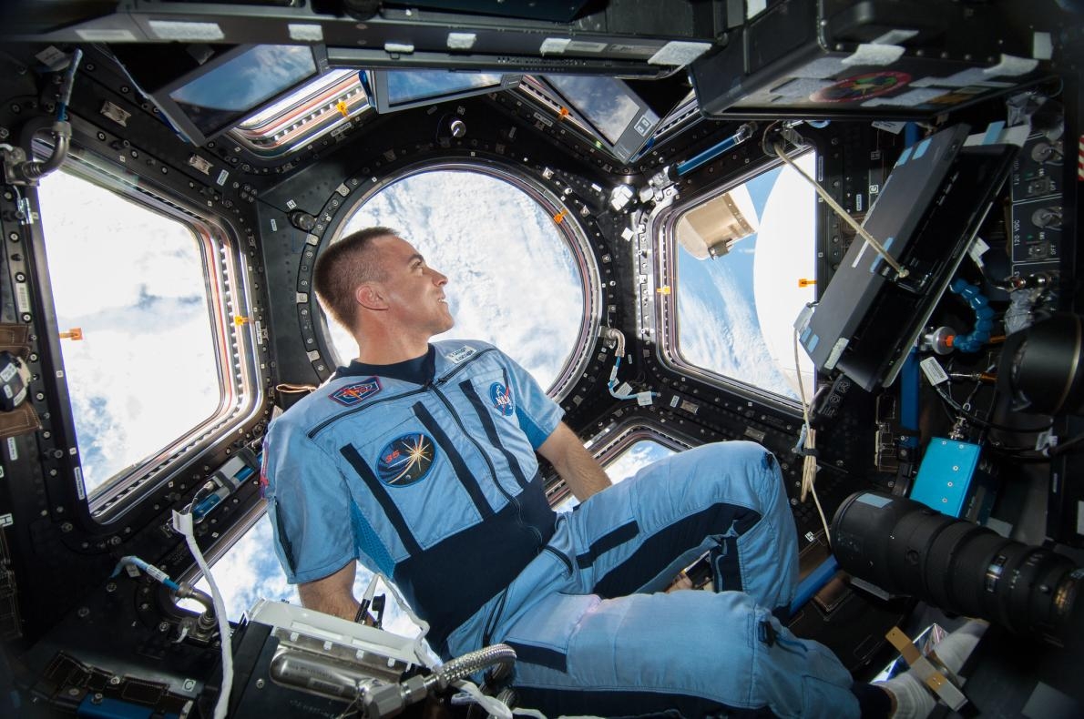 美國航太總署太空人克里斯．卡西迪在國際太空站凝視著穹頂外的景色。他在2013年8月登上這個繞行地球的軌道實驗室，擔任遠征36（Expedition 36）任務的飛行工程師， PHOTOGRAPH BY NASA
