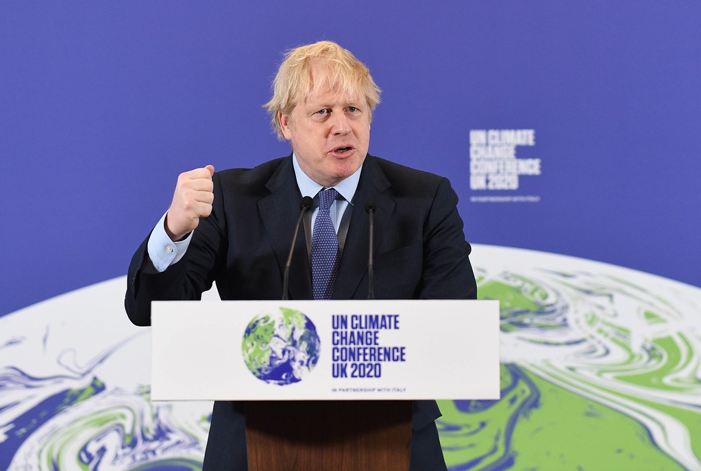 英國首相強生於今年2月4日向學生發表聯合國氣候峰會COP26的演說。照片來源：Andrew Parsons / No10 Downing Street（CC BY-NC-ND 2.0）