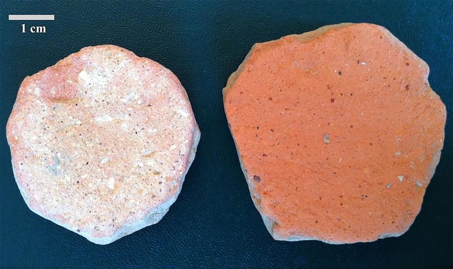 古希臘與羅馬人也會使用稱作pessoi的陶器破片。考古學家從西西里（左）與克里特（右）的羅馬公廁發掘出這些將近2000年之久的pessoi。PHOTOGRAPH BY PHILIPPE CHARLIER, LUC VALÈRE CODJO BRUN, CLARISSE PRÊTRE, ISABELLE HUYNH-CHARLIER