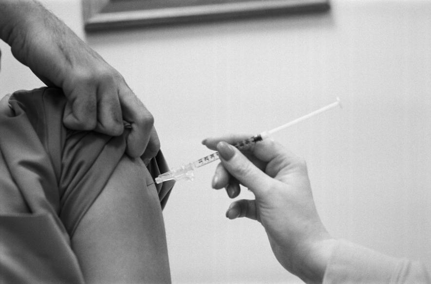 一支流感的試驗疫苗被注射進志願者體內。在保護人類不受致命疾病侵襲這方面，疫苗扮演了不可或缺的角色。PHOTOGRAPH BY LYNN JOHNSON, NAT GEO IMAGE COLLECTION