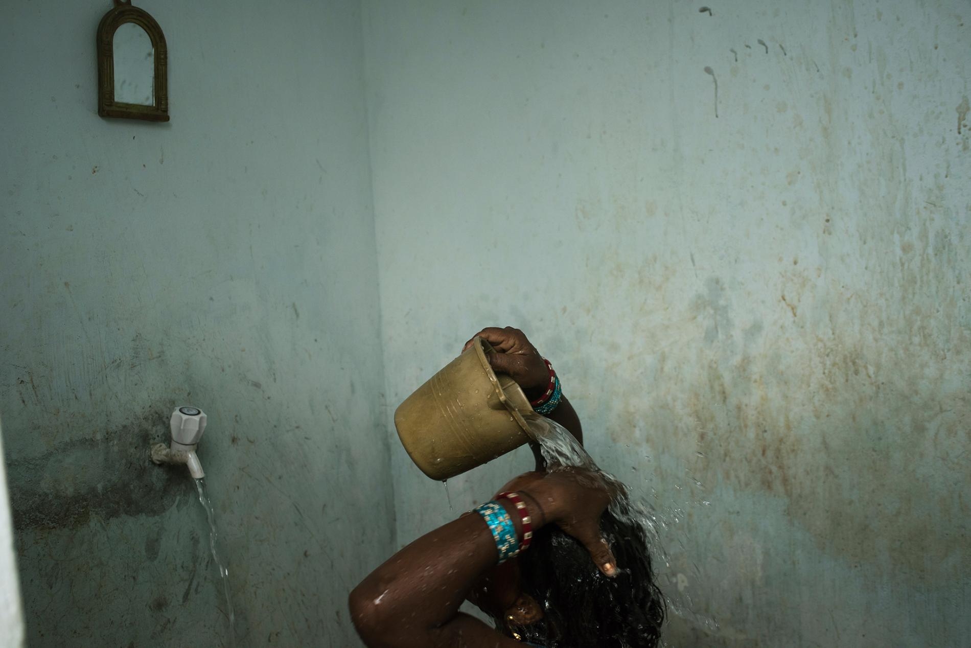 在印度東部奧里薩邦的布巴內斯瓦爾市附近，一個女人正在淋浴。就算是在印度的城市，大部分家庭仍沒有自來水；在鄉村則是82%的家庭沒有自來水。PHOTOGRAPH BY ANDREA BRUCE, NAT GEO IMAGE COLLECTION 