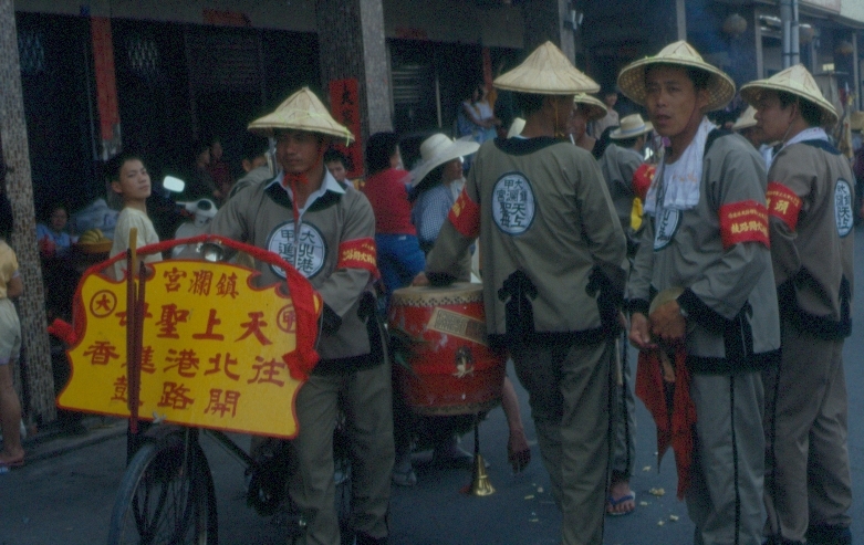 1986 年鎮瀾宮前往北港進香的開路鼓。開路鼓是進香陣頭的先鋒，走在隊伍前端，沿途步行敲打吹奏，提醒信徒隊伍已到。 圖片來源│張珣 