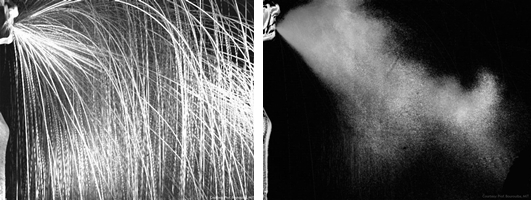 高速攝影拍到打噴嚏之後，會有像瀑布一樣的大飛沫噴出（左圖），還有雲霧狀的小飛沫（右圖），能將病原體傳播得更遠。 IMAGE BY LYDIA BOUROUIBA, MIT 
