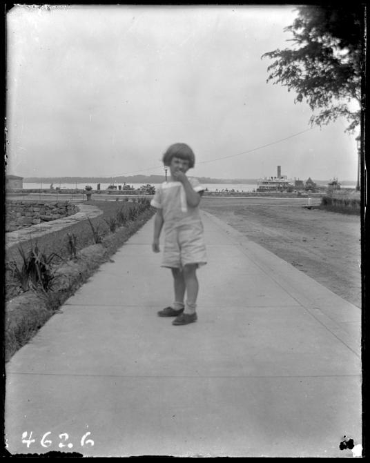 1913年，一名身分不明的兒童攝於哈特島。PHOTOGRAPH COURTESY NEW YORK HISTORICAL SOCIETY