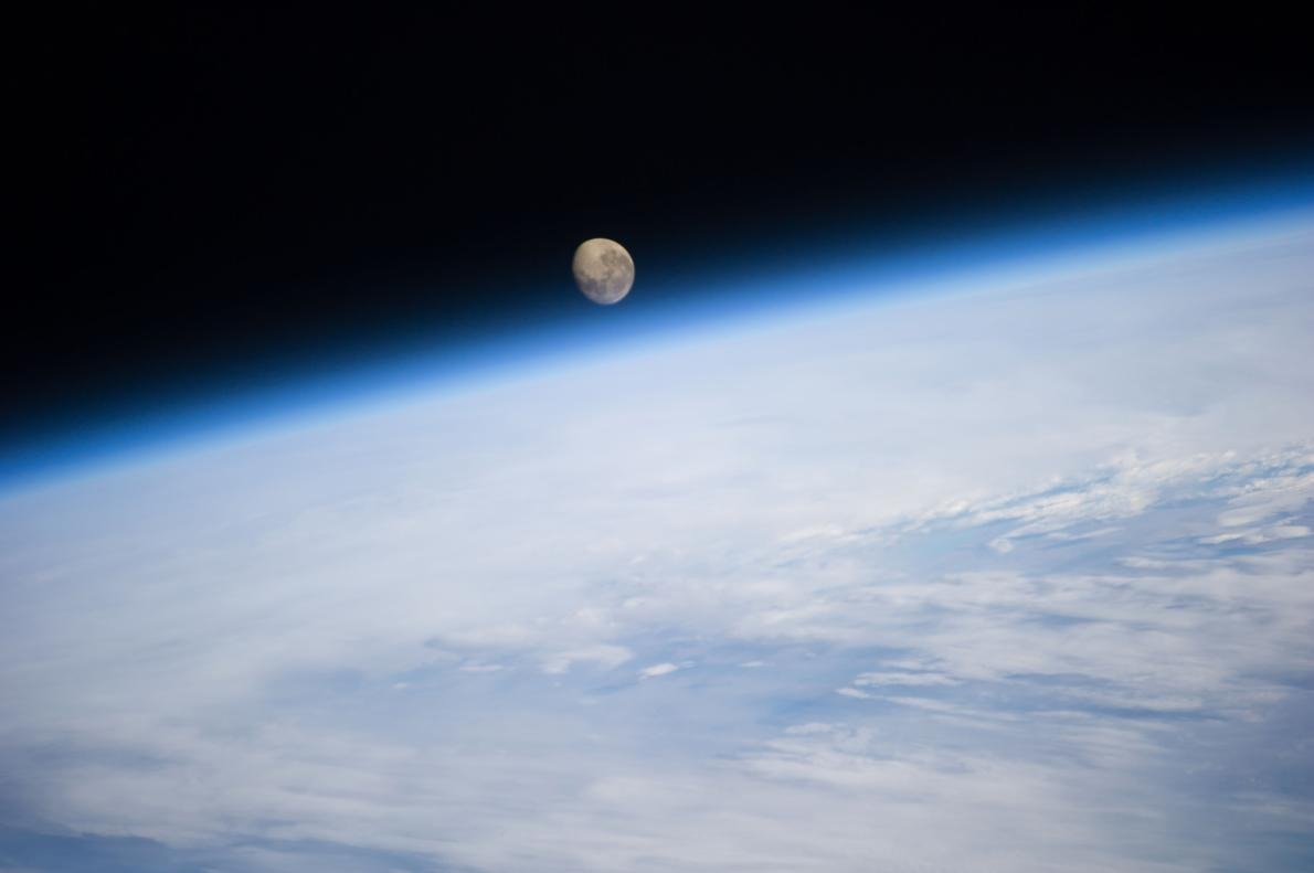 從國際太空站（International Space Station）所見月球從地球上方落下的樣子。PHOTOGRAPH BY REID WISEMAN, NASA