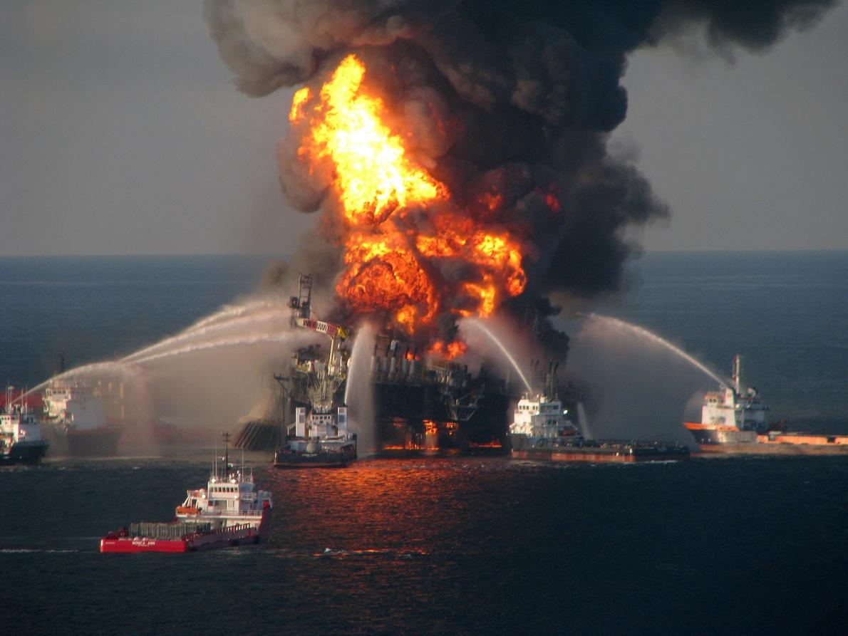 2010年4月21日在紐奧良附近，美國海岸警衛隊消防船的人員正在和離岸鑽油平臺深水地平線燃燒的殘骸搏鬥。當時估計每天仍有1000桶原油漏到墨西哥灣裡。PHOTOGRAPH BY U.S. COAST GUARD VIA GETTY IMAGES
