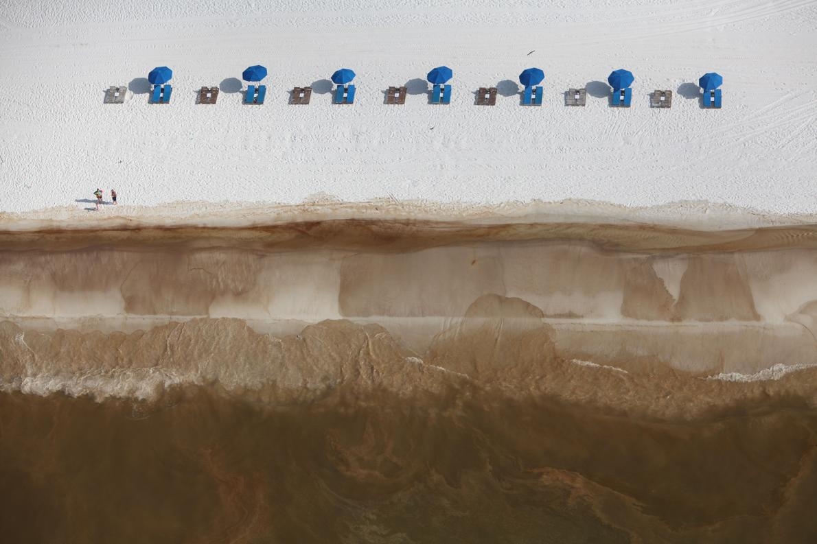 阿拉巴馬州的奧藍治海灘市（Orange Beach），白色的沙灘盡被油污所覆蓋。PHOTOGRAPH BY TYRONE TURNER, NAT GEO IMAGE COLLECTION
