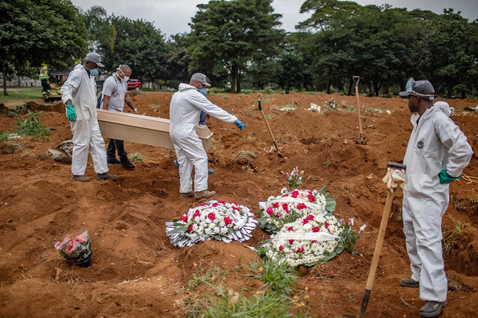 2020年4月7日星期二，幾個人在巴西聖保羅的維拉福爾摩沙公墓（Vila Formosa cemetery）埋葬一名死去的冠狀病毒患者。PHOTOGRAPH BY VICTOR MORIYAMA, THE NEW YORK TIMES VIA REDUX 