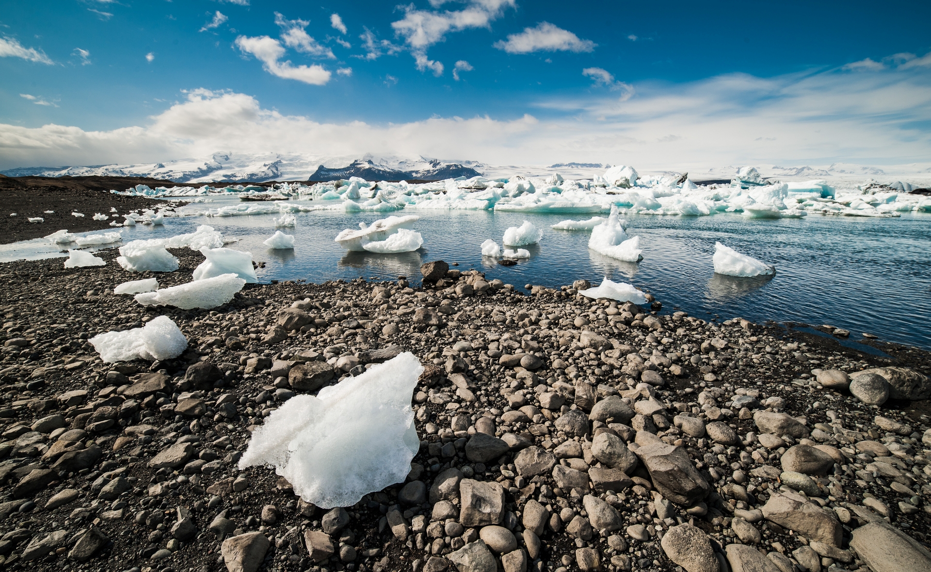 全球暖化造成南北極冰川大片消融、崩解。