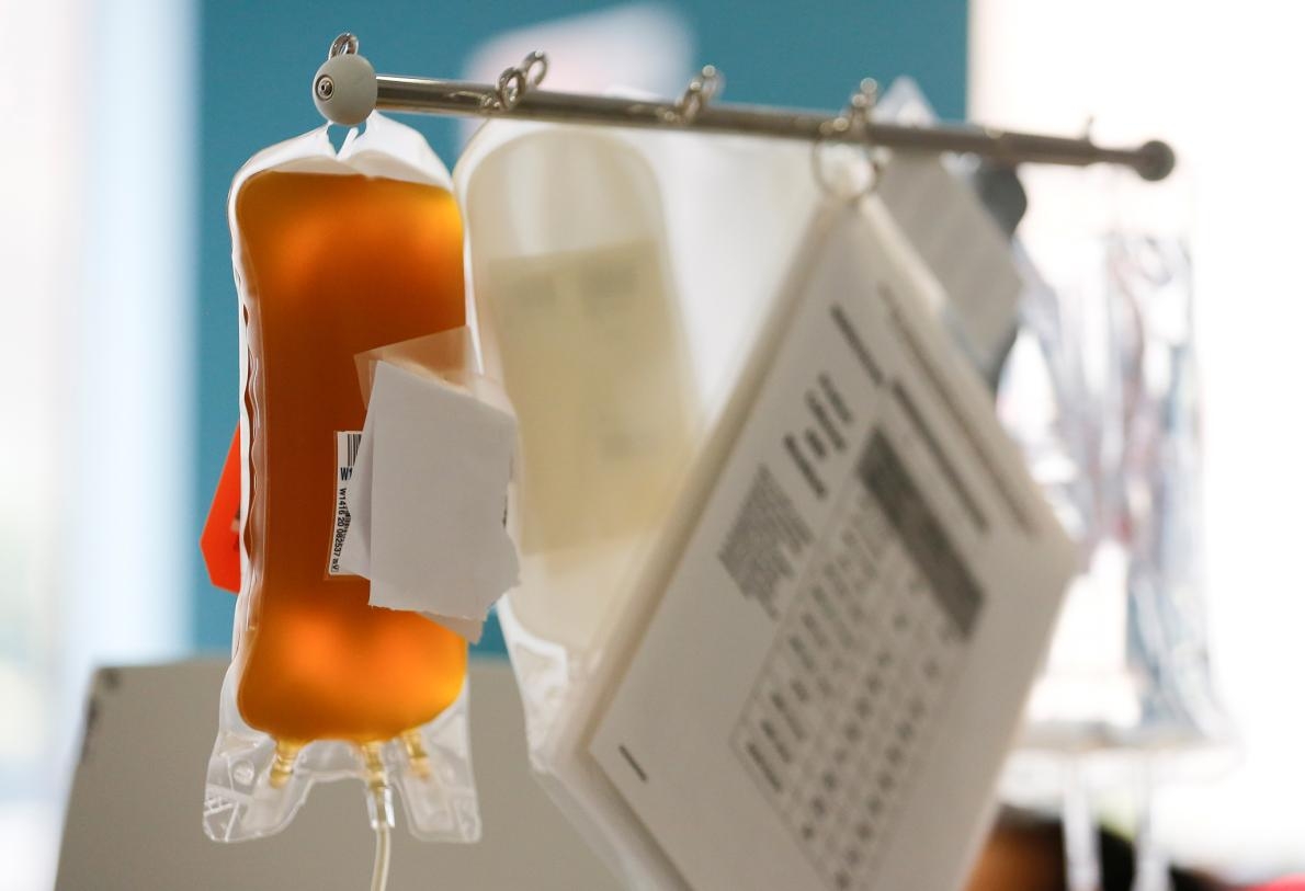 疫情期間一名冠狀病毒疾病（COVID-19，又稱武漢肺炎、新冠肺炎）康復患者的恢復期血漿（convalescent plasma），攝於2020年4月17日美國華盛頓州西雅圖西北血液機構的西雅圖中部捐血中心（Central Seattle Donor Center of Bloodworks Northwest）。康復患者的血漿將會用於一項針對目前冠狀病毒患者的實驗性治療研究。PHOTOGRAPH BY LINDSEY WASSON, REUTERS