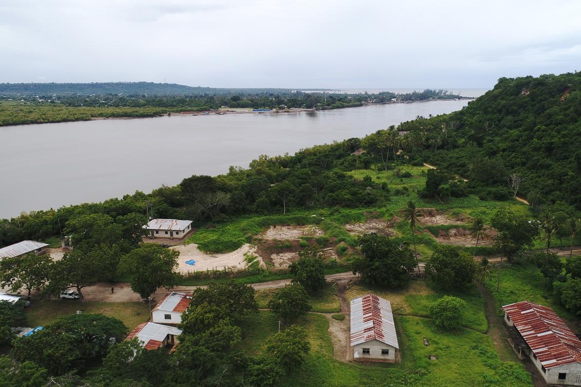 這座坦尚尼亞潘加尼河畔的遺址從上方看來就像不起眼的無水魚池。背景隱約可以看見印度洋。PHOTOGRAPH BY DAVIDE OPPO