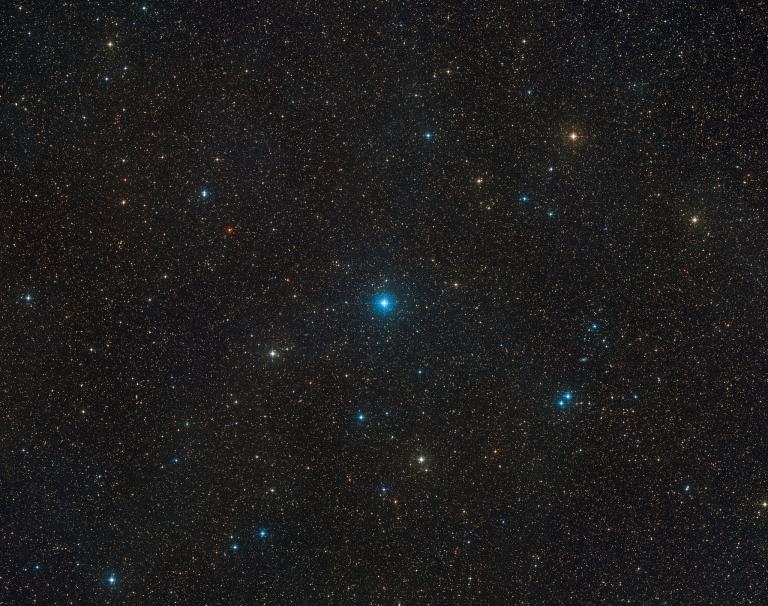在這張由數位巡天2計畫（Digitized Sky Survey 2）所拍攝的廣視野影像中央，可以看到HR 6819恆星系統。這兩顆恆星的距離極為接近，看起來似乎合而為一。這個三體系統裡，隱藏著迄今發現距離地球最近的黑洞。IMAGE BY ESO/DIGITIZED SKY SURVEY 2. ACKNOWLEDGEMENT: DAVIDE DE MARTIN