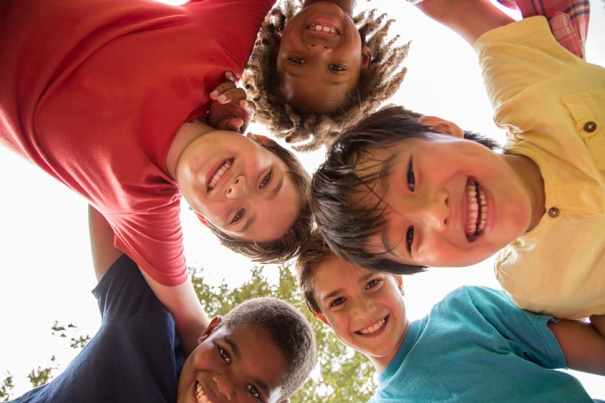 父母可以鼓勵孩子結交不同族裔的朋友，並讓他們知道很快就可以再和朋友一起玩。PHOTOGRAPH BY FSTOP123 / GETTY IMAGES