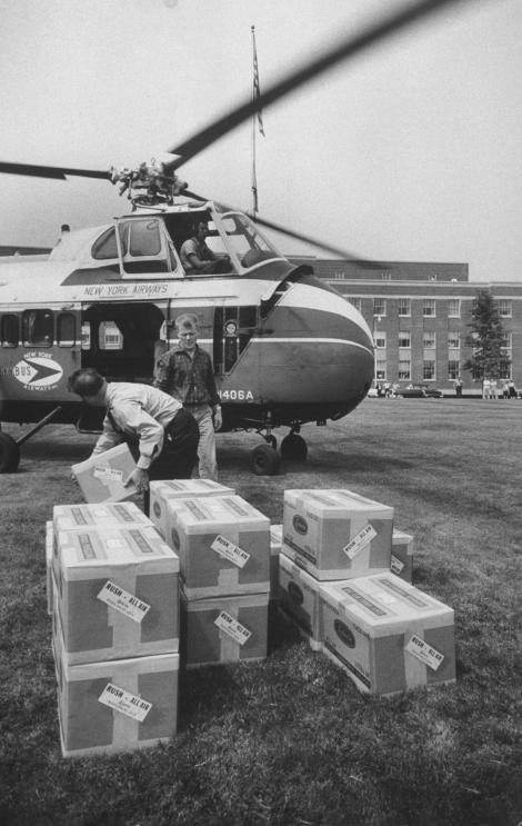 希爾曼研發的1957年流感疫苗用直升機趕著送往全美各地。 PHOTOGRAPH BY WALTER SANDERS, THE LIFE PICTURE COLLECTION/GETTY 