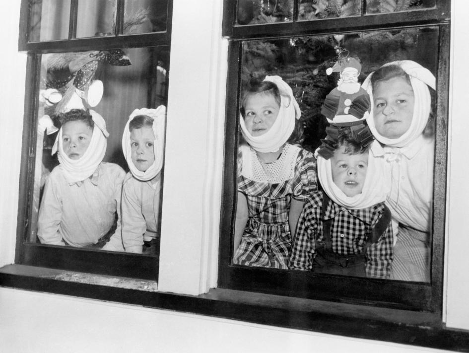 在1948年的紐約羅徹斯特，這五個兄弟姊妹全都得了腮腺炎，這是一種傳染力很強的病毒性疾病。1964年，在希爾曼做出可對抗腮腺炎的疫苗之前，全美估計約有21萬個病例。2019年則只有3474例。 PHOTOGRAPH BY BETTMANN, GETTY 