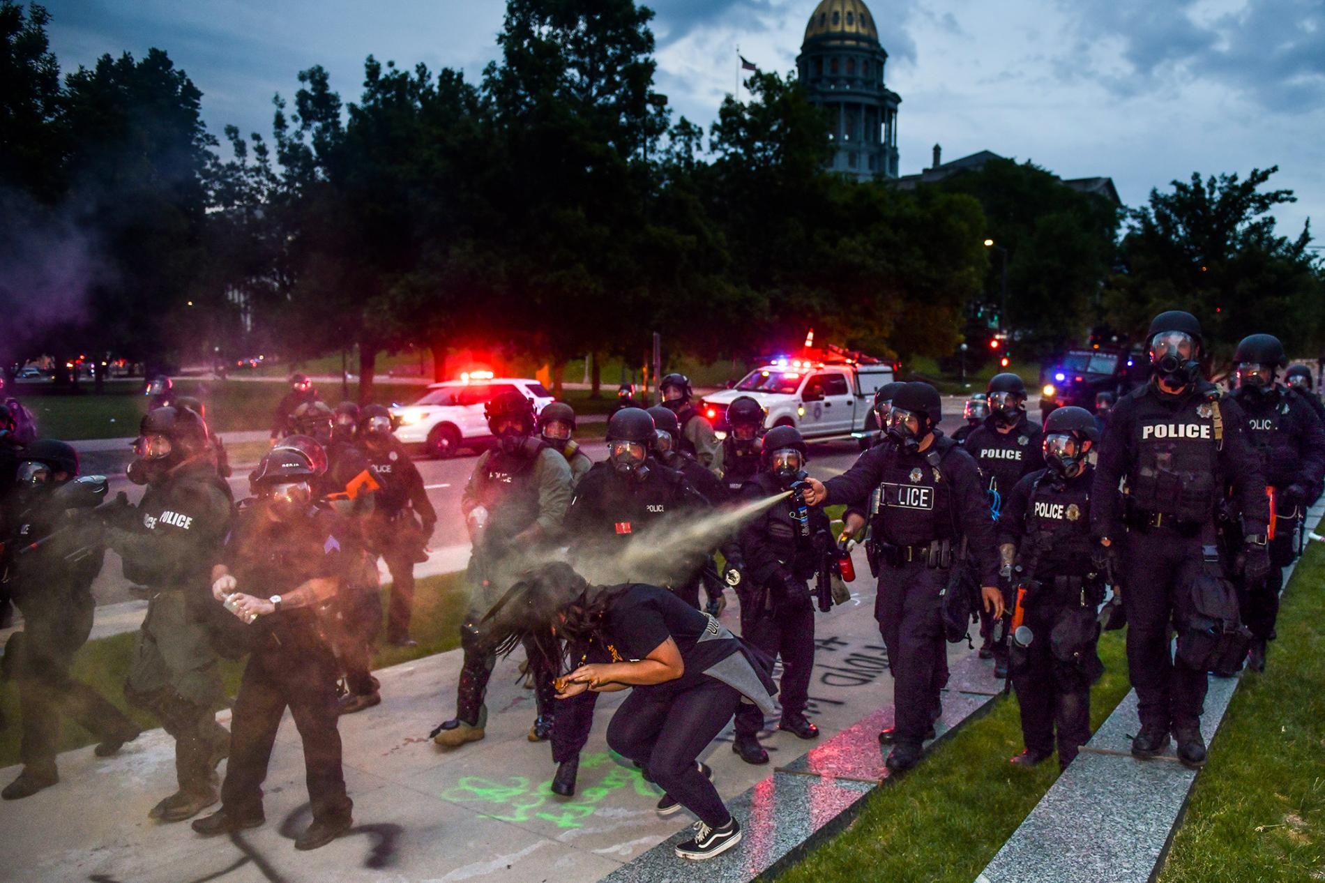 2020年5月30日，群眾在科羅拉多州的丹佛連續第三夜抗議喬治．佛洛伊德之死，警員朝科羅拉多議會大廈旁的一名女性噴灑胡椒噴霧。PHOTOGRAPH BY MICHAEL CIAGLO, GETTY IMAGES 