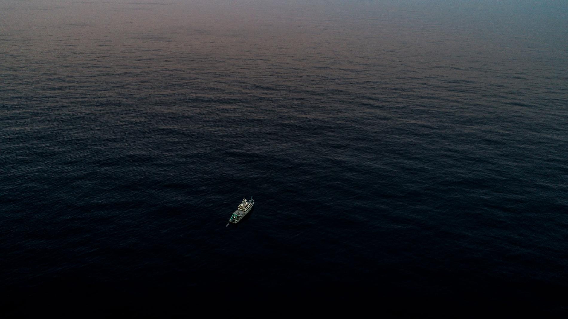 內燃機研究船 Alucia號在離鱈角（Cape Cod）海岸大約161公里的海上，正要前往海底山國家海洋紀念區（Seamounts Marine National Monument）調查當地峽谷中的深海珊瑚生態系。 PHOTOGRAPH BY LUIS LAMAR, NATIONAL GEOGRAPHIC