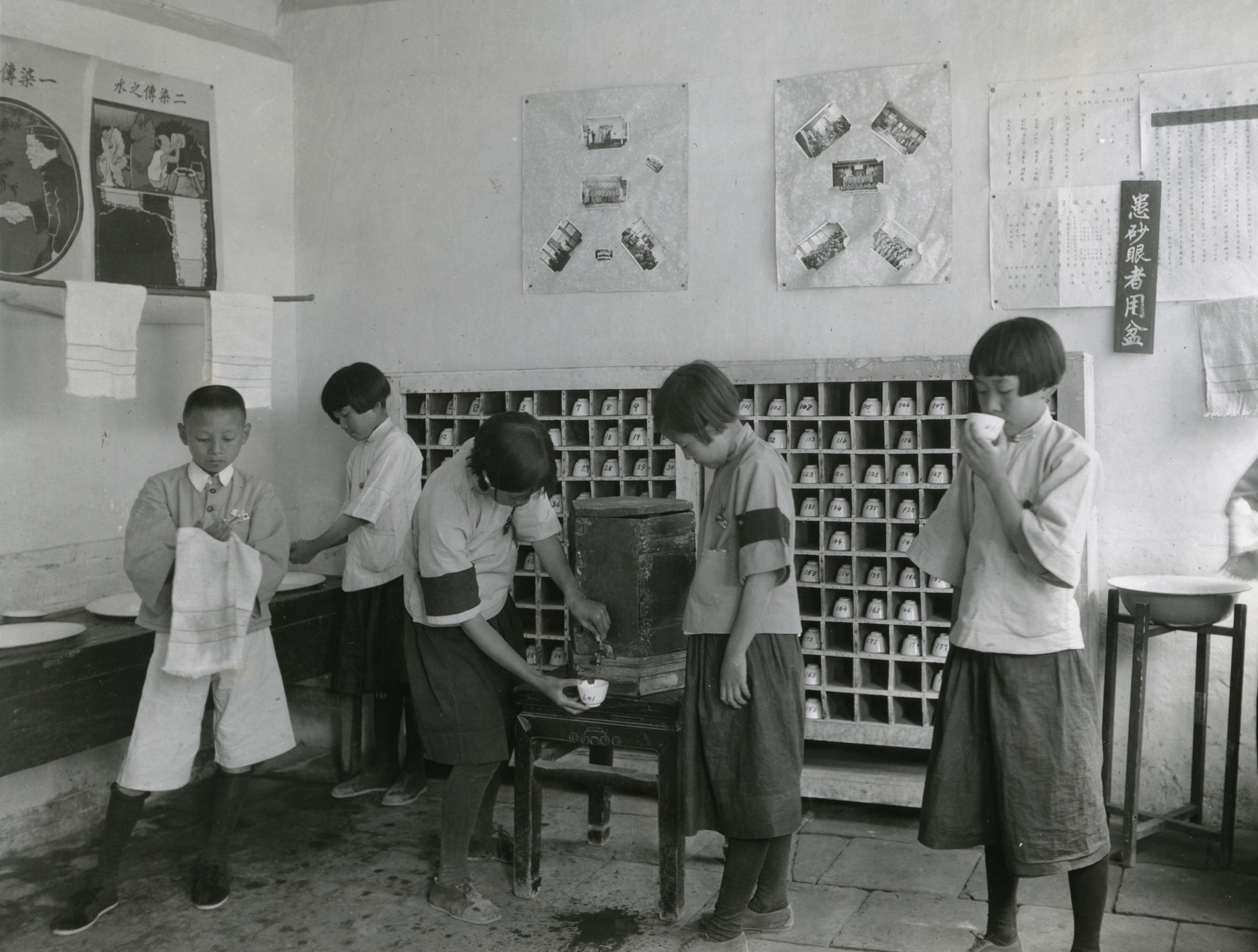 1920-30 年代，著名公衛學家蘭安生與同事們，教導學童使用個人水杯、毛巾。衛生運動影響了生活用具，同時，這些器皿也改變我們切身的身體習慣與感受，建構出全新的衛生感和自我認同。 圖片來源│洛克斐勒檔案中心（Rockefeller Archive Center） 