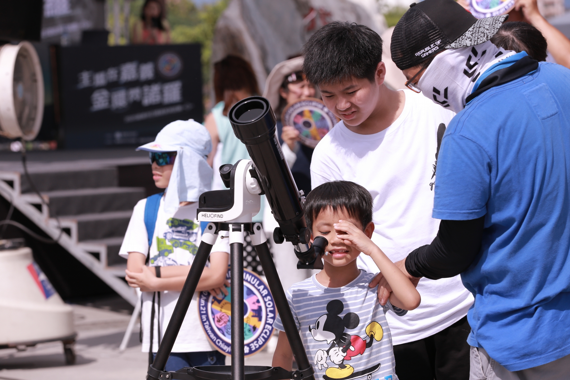 小朋友於嘉義市日環食活動現場用望遠鏡觀測太陽。